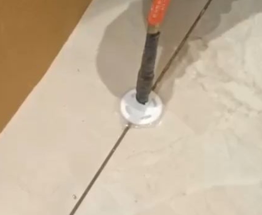 鄢陵瓷砖空鼓维修公司专业解答瓷砖在铺贴过程中，如果没有涂抹均匀到位的粘结材料（如水泥砂浆或瓷砖胶），可能会导致以下问题