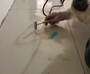 鄢陵瓷砖开裂维修公司专业分享瓷砖在铺贴前如果没有沥干水分，将会导致以下问题